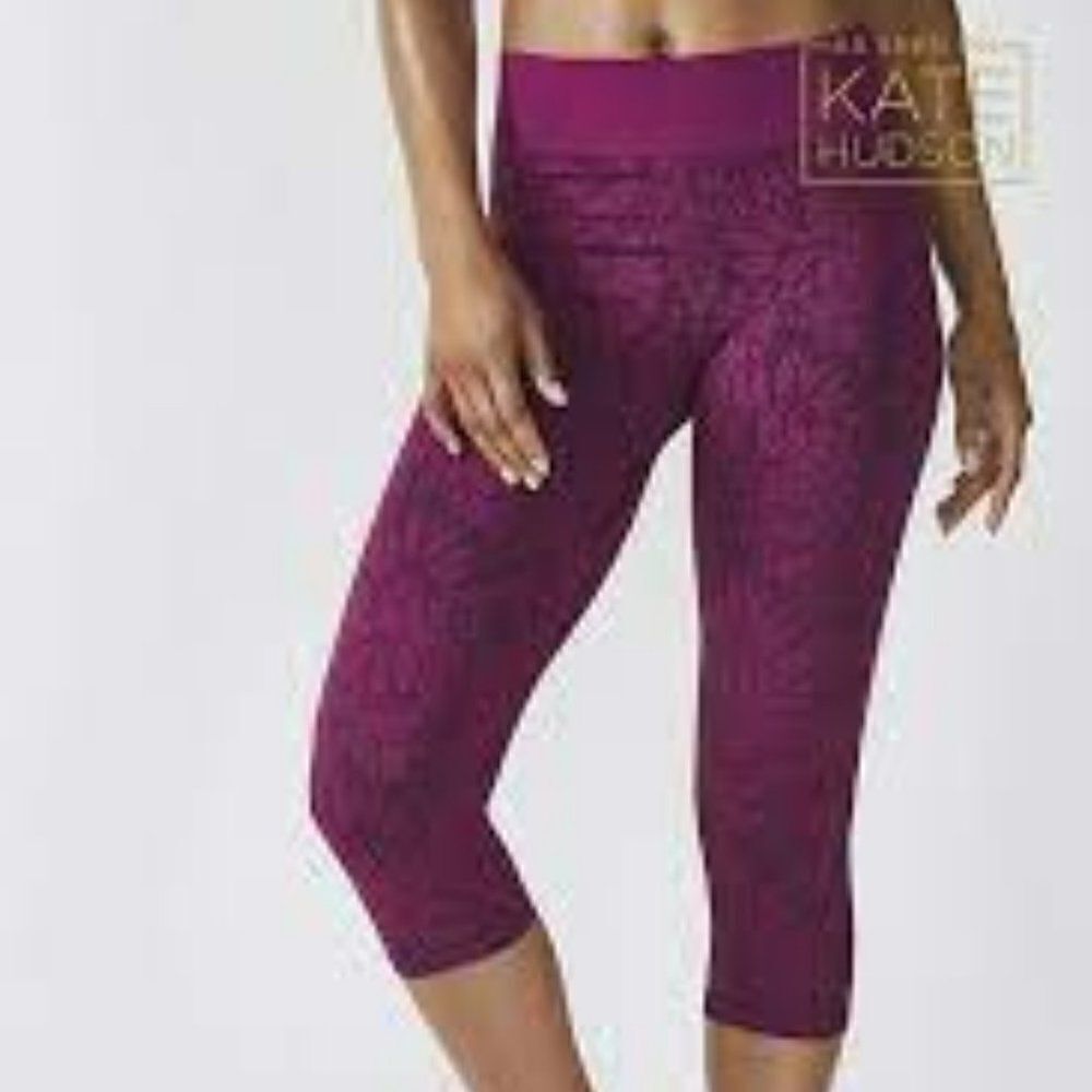 FABLETICS SEAMLESS PRINTED CAPRI LEGGING FUSCHIA WITH FLORAL COMPRESSION SIZE M?